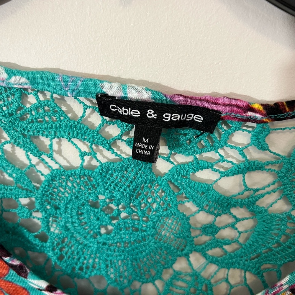 Cable & Gauge sleeveless top with a floral print and a crochet back - Picture 3 of 5